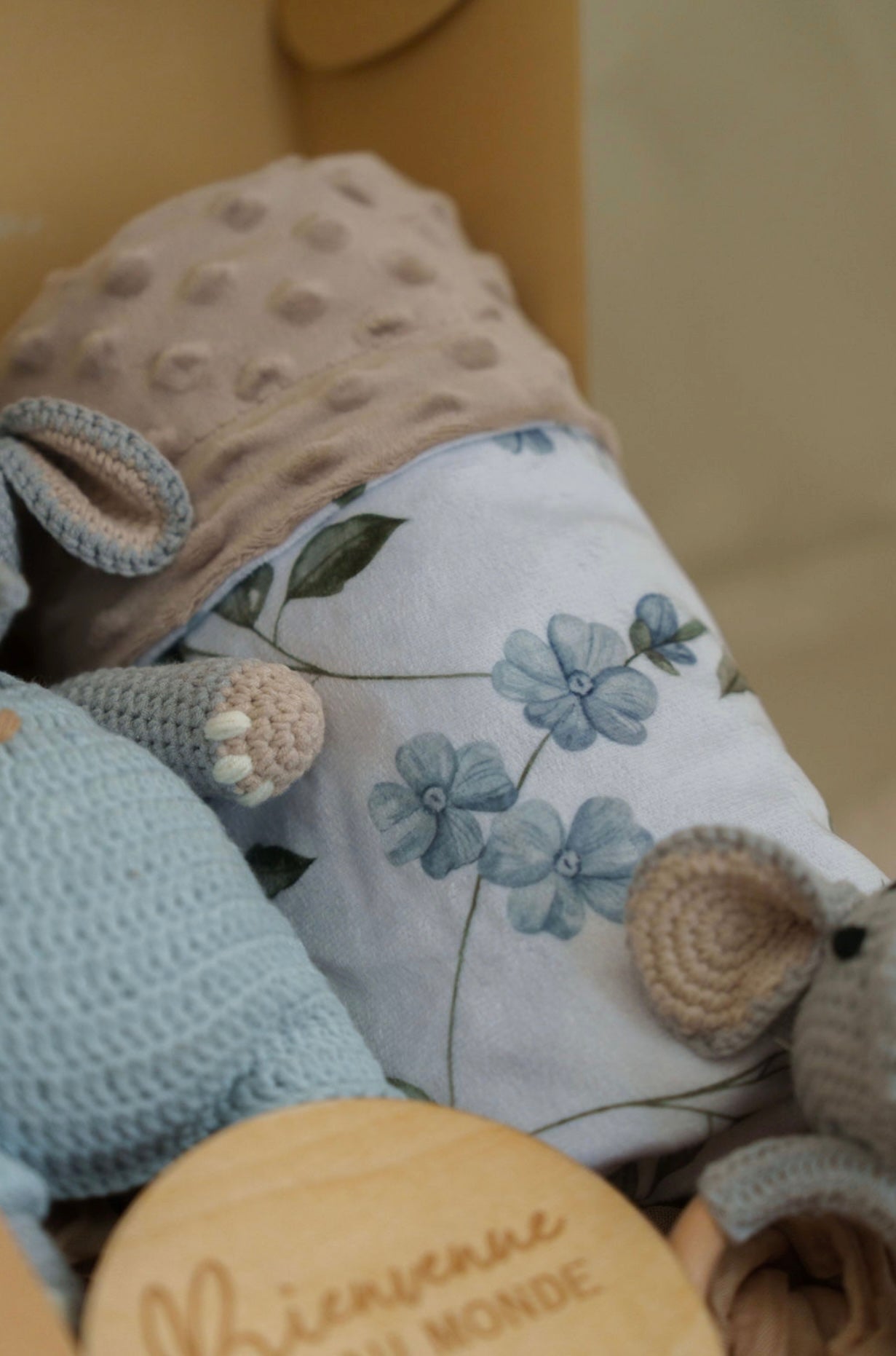 Minky blanket - Little blue flowers